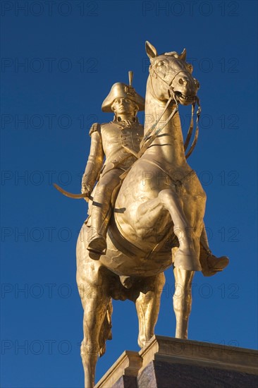 USA, Pennsylvania, Philadelphia, low angle view of statue. Photo : fotog