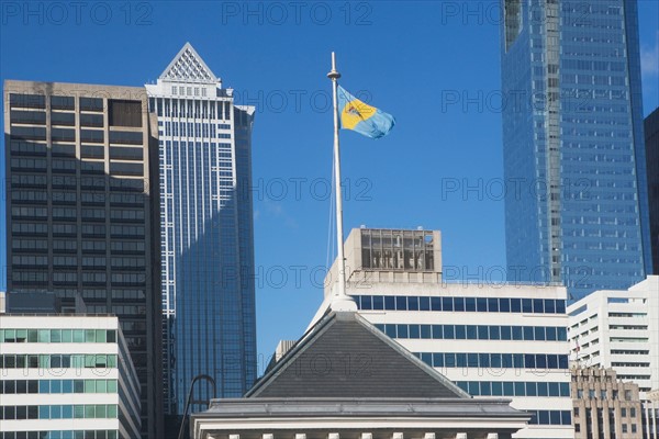 USA, Pennsylvania, Philadelphia, view of state flag on top of skyscraper. Photo : fotog