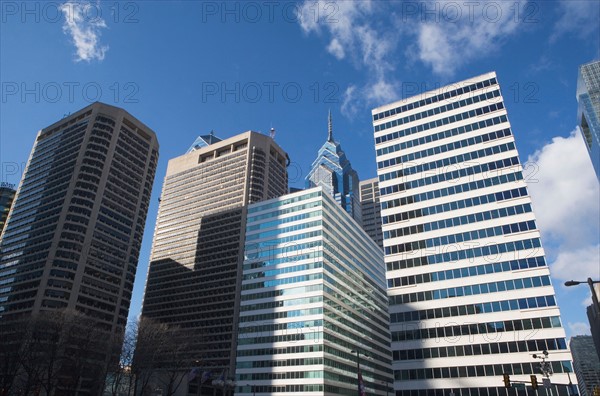 USA, Pennsylvania, Philadelphia, low angle view of skyscrapers. Photo : fotog