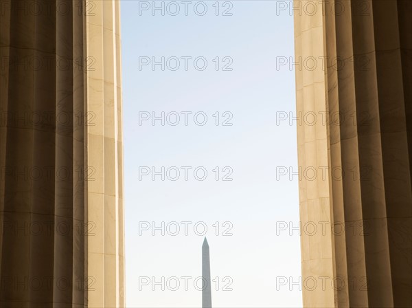 USA, Washington DC, Washington Monument between columns. Photo : fotog