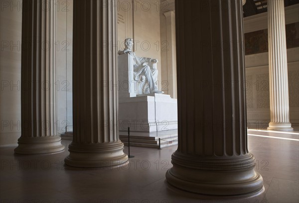 USA, Washington DC, Lincoln memorial between columns. Photo : fotog