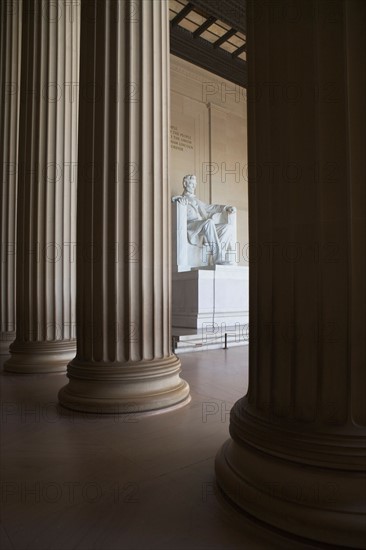 USA, Washington DC, Lincoln memorial between columns. Photo : fotog