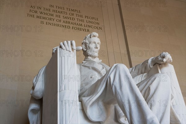 USA, Washington DC, low angle view of Lincoln memorial. Photo : fotog