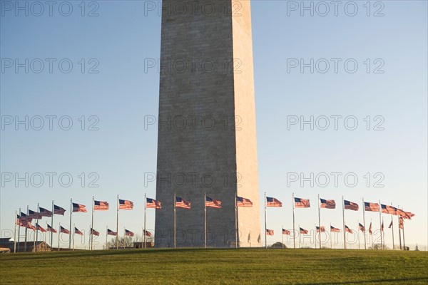 USA, Washington DC, washington monument surrounded by flags. Photo : fotog