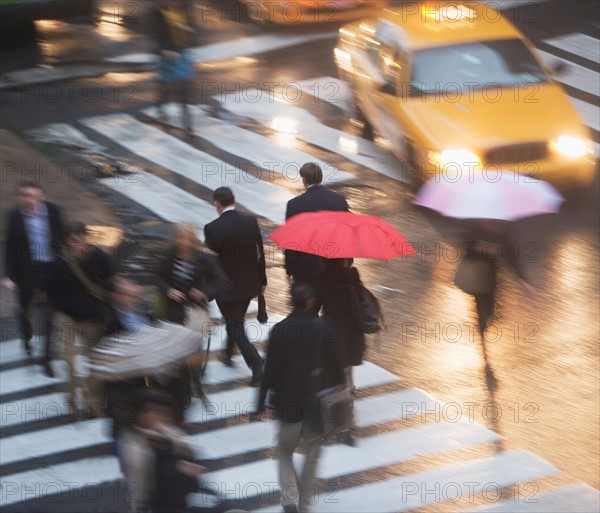 USA, New York state, New York city, pedestrians with umbrellas on zebra crossing . Photo : fotog