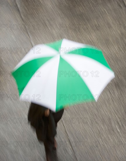 USA, New York state, New York city, pedestrian walking with umbrella . Photo : fotog