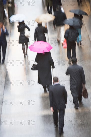 USA, New York state, New York city, pedestrians walking with umbrellas. Photo : fotog