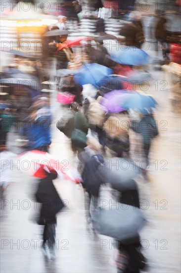 USA, New York state, New York city, pedestrians walking with umbrellas. Photo : fotog