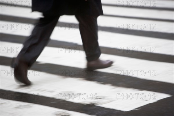 USA, New York state, New York city, low section of men crossing zebra crossing . Photo : fotog