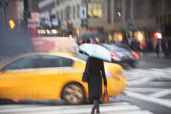 USA, New York state, New York city, pedestrian with umbrella on zebra crossing . Photo : fotog