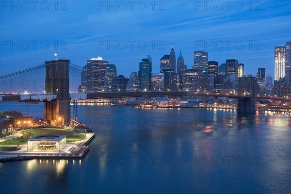 USA, New York state, New York city, Brooklyn Bridge with cityscape in evening. Photo : fotog