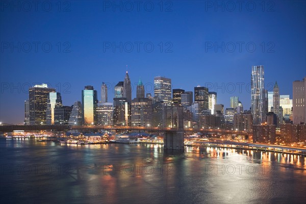 USA, New York state, New York city, Brooklyn Bridge with cityscape at night. Photo : fotog