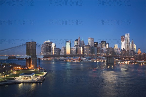 USA, New York state, New York city, Brooklyn Bridge with cityscape at night. Photo : fotog