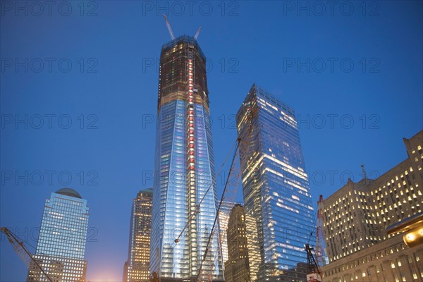 USA, New York State, New York City, low angle view of illuminated skyscrapers. Photo : fotog