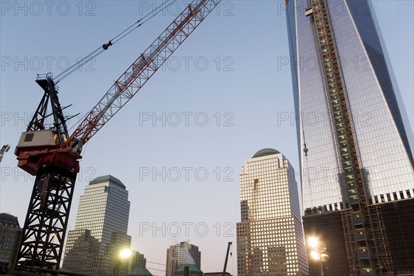 USA, New York State, New York City, low angle view of illuminated skyscrapers. Photo : fotog