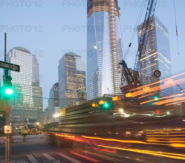 USA, New York State, New York City, illuminated skyscrapers. Photo : fotog