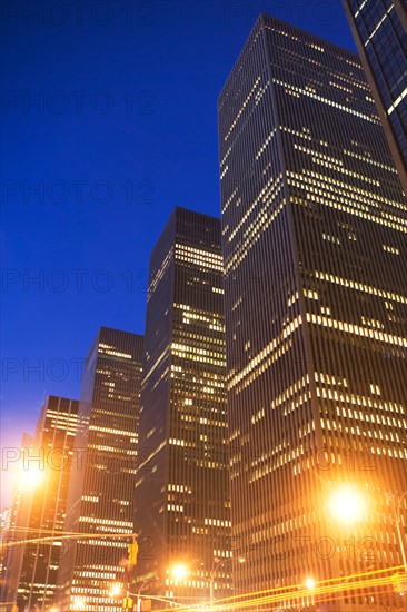 USA, New York State, New York City, 6th avenue at night. Photo : fotog