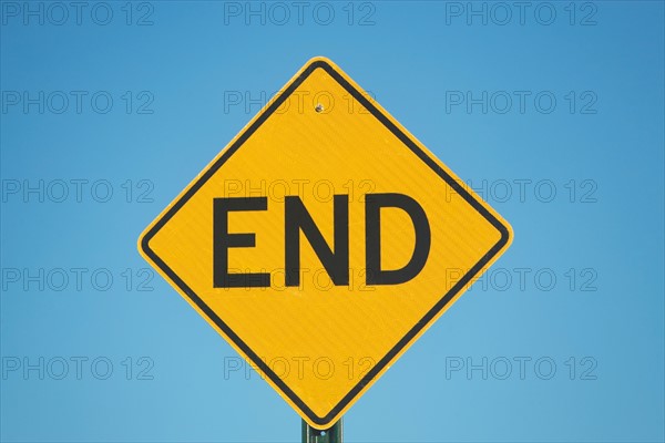 Close-up of dead end sign. Photo : fotog