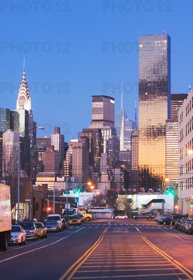 USA, New York State, New York City, city street with skyscrapers in background. Photo : fotog