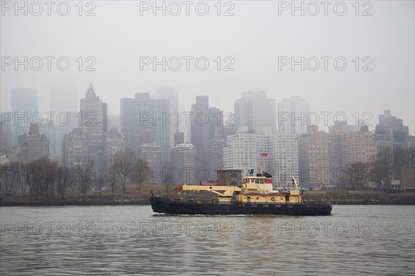 USA, New York State, New York City, cityscape at fog. Photo : fotog