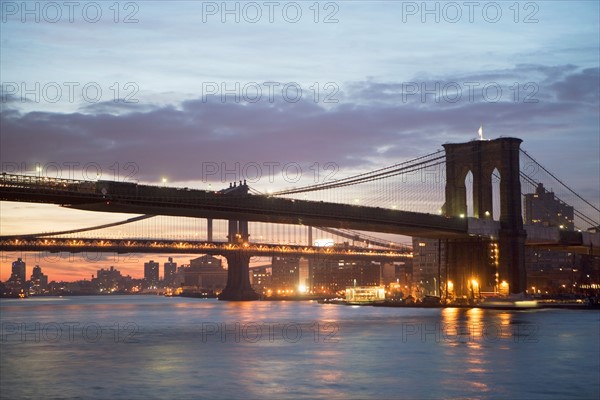 USA, New York State, New York City, Brooklyn Bridge at dawn. Photo : fotog