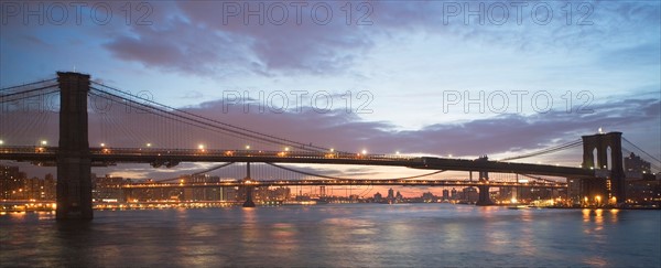 USA, New York State, New York City, Brooklyn Bridge at dusk. Photo : fotog