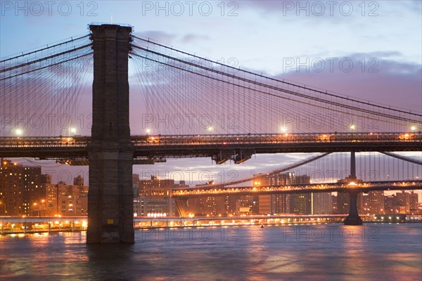 USA, New York State, New York City, Brooklyn Bridge at dusk. Photo : fotog