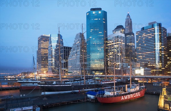 USA, New York State, New York City, seaport museum with skyscrapers in background. Photo : fotog