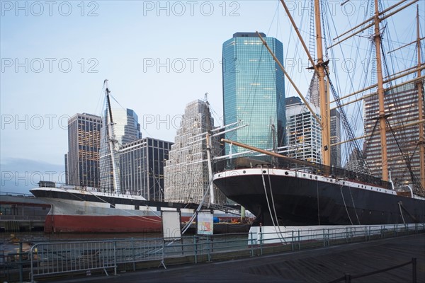 USA, New York State, New York City, seaport museum with skyscrapers in background. Photo : fotog
