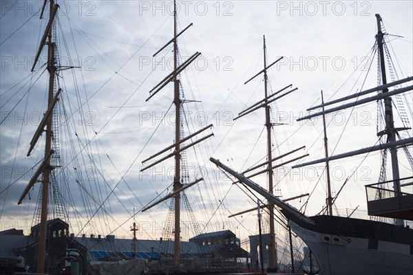 USA, New York State, New York City, seaport museum at dusk. Photo : fotog