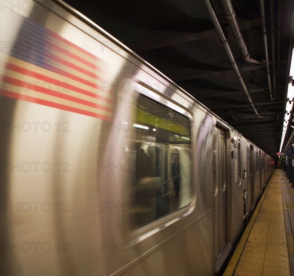USA, New York State, New York City, blurred motion of subway train. Photo : fotog
