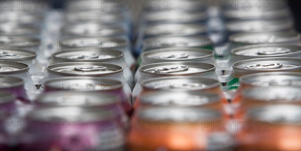 drink cans in a row. Photo : fotog