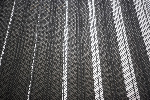 low angle view of skyscraper. Photo : fotog