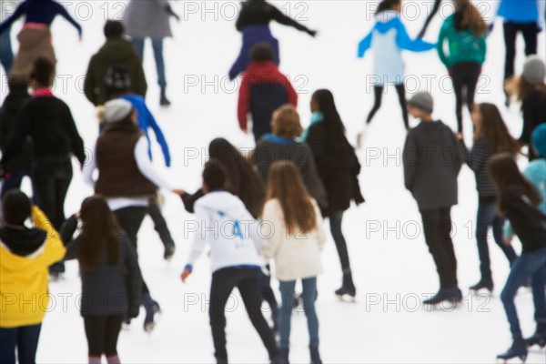 blurred motion of people ice-skating. Photo : fotog