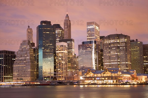 USA, New York State, New York City, cityscape in evening. Photo : fotog