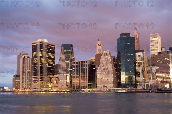 USA, New York State, New York City, cityscape in evening. Photo : fotog