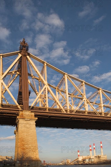 USA, New York State, New York City, Queensboro Bridge with factory in distance. Photo : fotog