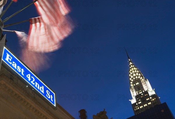 USA, New York State, New York City, low angle view of Chrysler Building and street name sign. Photo : fotog