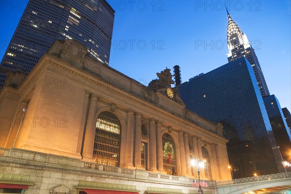 USA, New York State, New York City, low angle view of Grand Central Station and Chrysler Building in distance. Photo : fotog