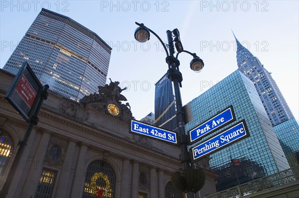 USA, New York State, New York City, low angle view of Grand Central Station and Met Life Building in distance. Photo : fotog
