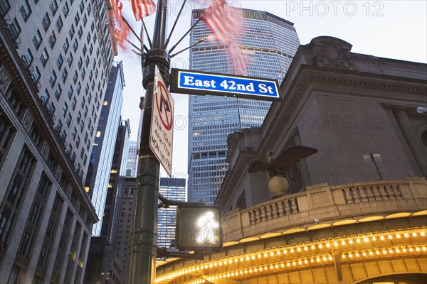 USA, New York State, New York City, low angle view of 42nd Street name sign with Met Life Building in distance. Photo : fotog