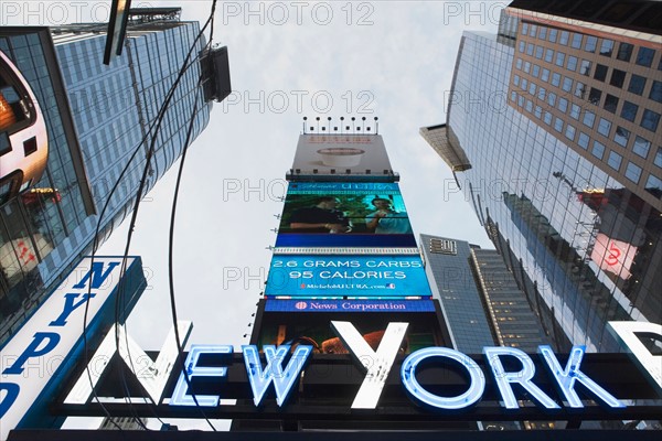 USA, New York State, New York City, low angle view of neon. Photo : fotog