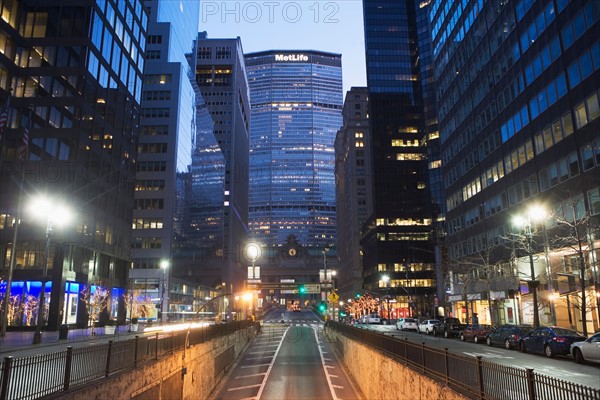 USA, New York State, New York City, city street with Met Life Building in distance. Photo : fotog