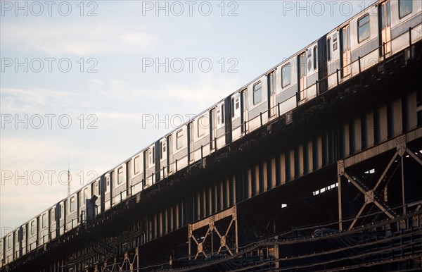 USA, New York State, New York City, low angle view of train. Photo : fotog