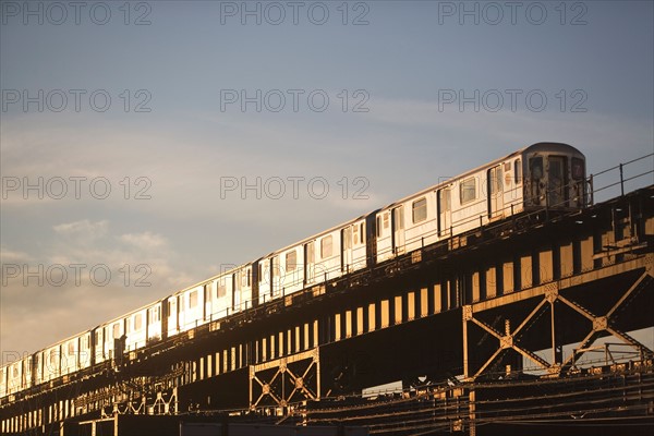USA, New York State, New York City, low angle view of train. Photo : fotog