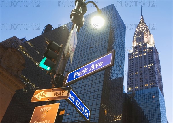 USA, New York State, New York City, low angle view of Chrysler Building and street name sign. Photo : fotog