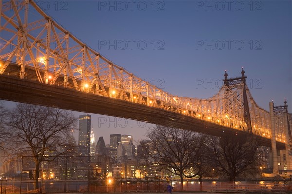 USA, New York State, New York City, illuminated queensboro bridge. Photo : fotog