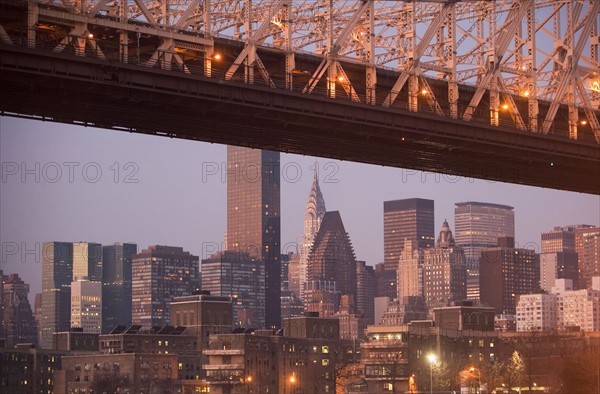 USA, New York State, New York City, part of queensboro bridge with manhattan in distance. Photo : fotog