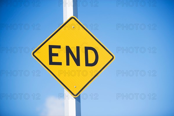 close-up of dead end sign. Photo : fotog