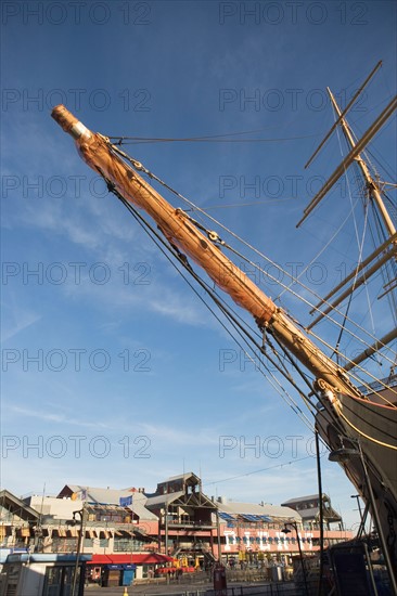 USA, New York State, New York City, low angle view of sailing ship mast. Photo : fotog